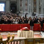 Maandag 2 januari – rijen in st pieter voor afscheid BXVI foto Daniel IBanez EWTN Vaticano / Vatican Media