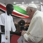 230206 paus Franciscus ontmoet jongen Zuid-Soedan